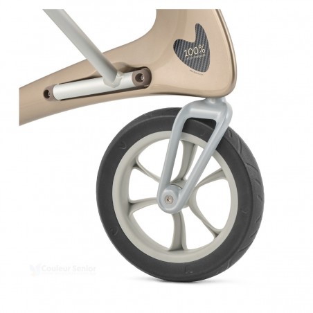 Gros plan roue avant déambulateur Carbon Ultralight ACRE or badge 100% Carbon Composite