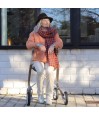 Femme assise sur déambulateur 4 roues Carbon Ultralight ACRE or champagne