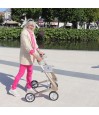 Femme senior marchant avec déambulateur 4 roues Carbon Ultralight ACRE or champagne