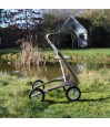 Photo dans un jardin avec le déambulateur 4 roues Carbon Ultralight ACRE or champagne
