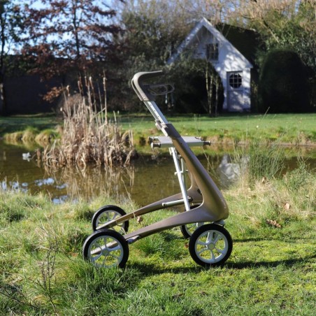 Photo dans un jardin avec le déambulateur 4 roues Carbon Ultralight ACRE or champagne
