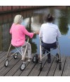 Couple de personnes âgées assis avec leur déambulateur 4 roues Carbon Ultralight ACRE or champagne