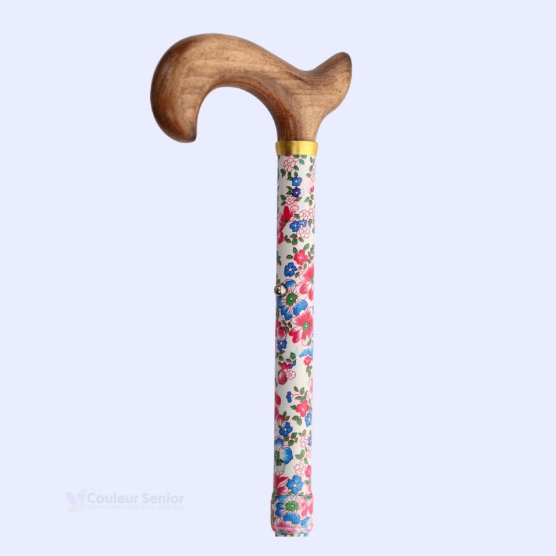 Vue à 45 degrés de la canne de marche fleurie avec  poignée en bois. Une aide à la marche de qualité de pharmacie pour femme.