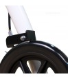 Gros plan sur la roue pleine noire du déambulateur Neo Indoor blanc avec un étrier de frein intégré. Remboursable par la Secú.