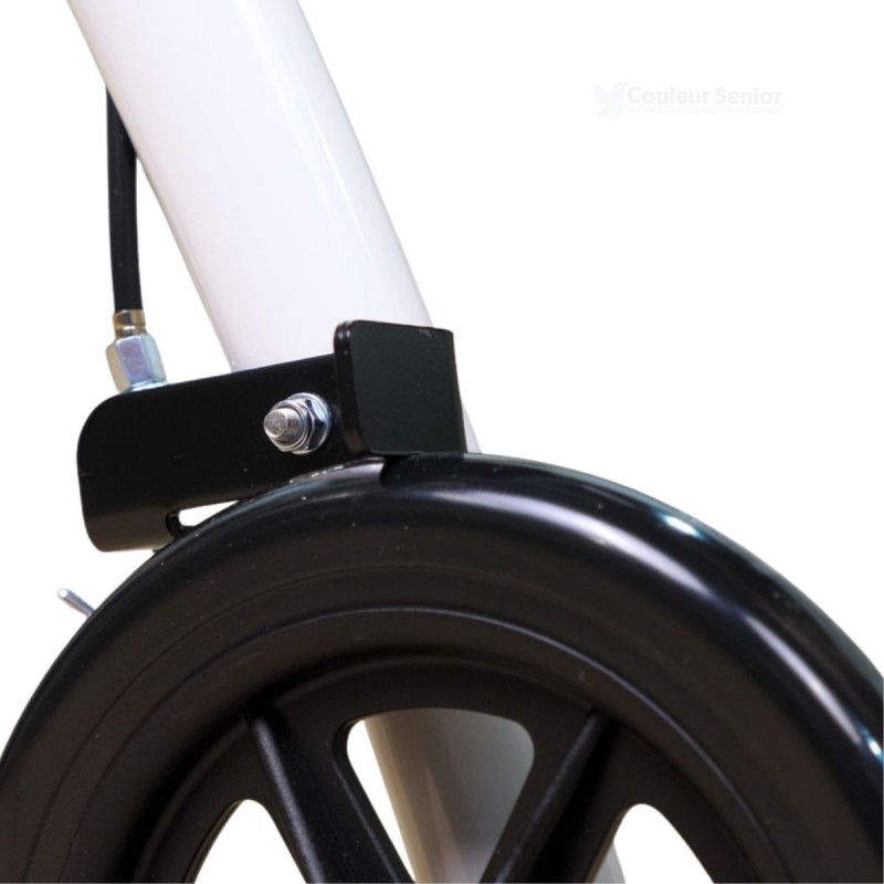 Gros plan sur la roue pleine noire du déambulateur Neo Indoor blanc avec un étrier de frein intégré. Remboursable par la Secú.
