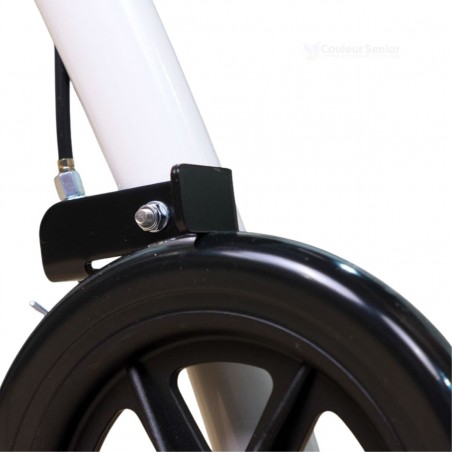 Gros plan sur la roue pleine noire du déambulateur Neo Indoor blanc avec un étrier de frein intégré. Remboursable par la Secú.