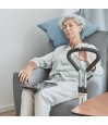 Senior allongee dans fauteuil tenant poignee aide lever Let's Get Up Trust faciliter lever