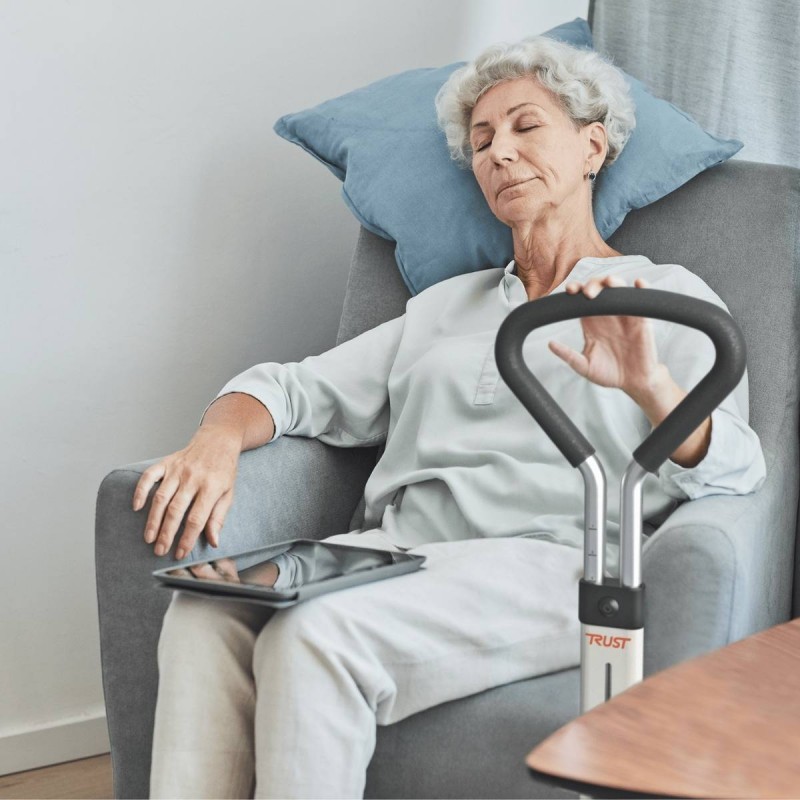 Senior allongee dans fauteuil tenant poignee aide lever Let's Get Up Trust faciliter lever