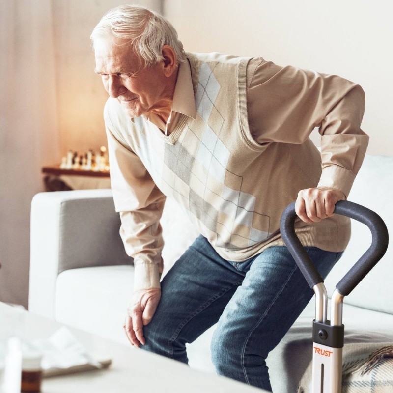 Senior masculin se relevant du canape aide poignee ergonomique mousse Let's Get Up Trust