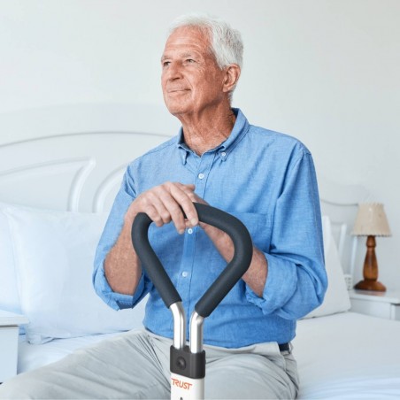 Senior homme assis bord du lit s'appuyant poignee mousse aide au lever Let's Get Up Trust