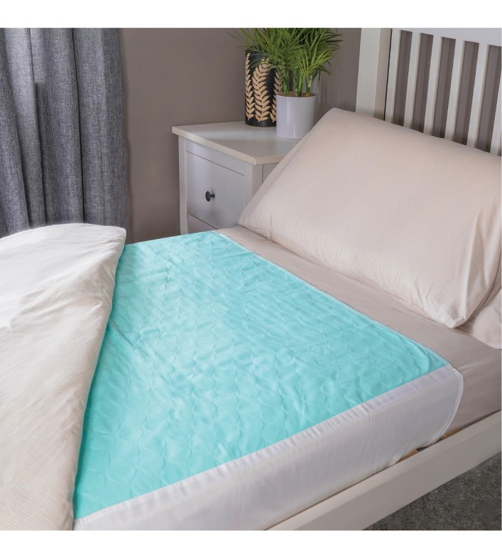 Alèse imperméable lavable turquoise posée sur lit simple – protection incontinence