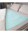 Alèse lavable turquoise sans rabat posée sur lit double – protection incontinence adulte