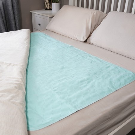 Alèse lavable turquoise sans rabat posée sur lit double – protection incontinence adulte