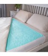 Alèse imperméable lavable turquoise avec rabats sur lit double – vue angle couette relevée
