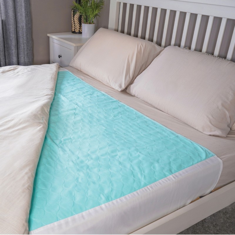 Alèse imperméable lavable turquoise avec rabats sur lit double – vue angle couette relevée