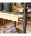 Gros plan système clip plateau crème desserte roulante – repas et journal transportés en intérieur