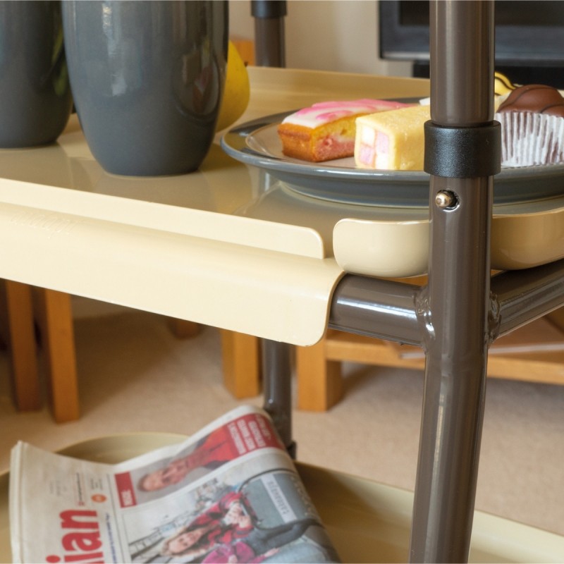 Gros plan système clip plateau crème desserte roulante – repas et journal transportés en intérieur