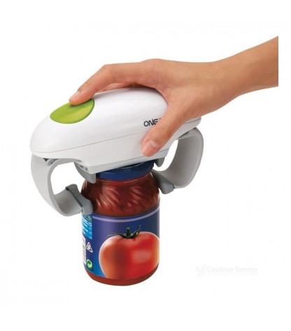 Main appuyant sur le bouton vert de l'ouvre-bocal automatique One Touch – ouverture bocal sans effort