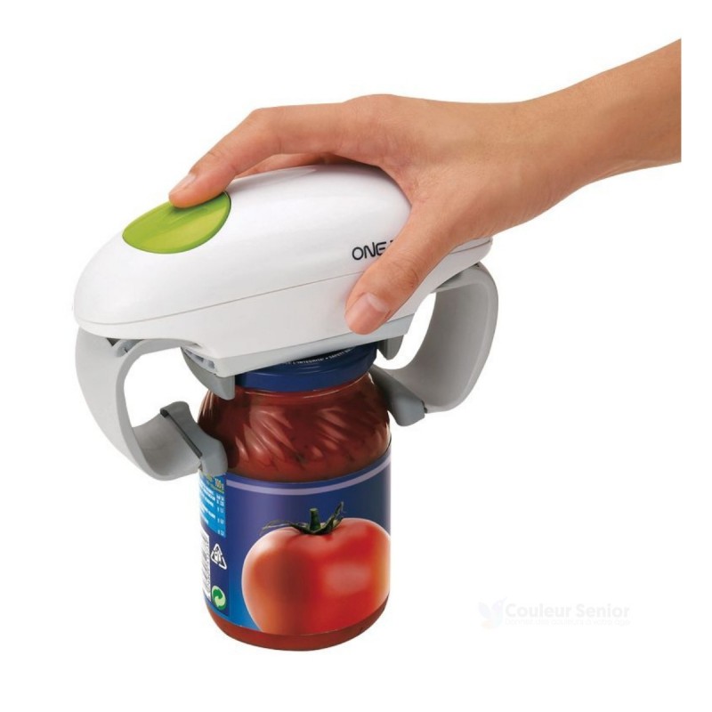 Main appuyant sur le bouton vert de l'ouvre-bocal automatique One Touch – ouverture bocal sans effort