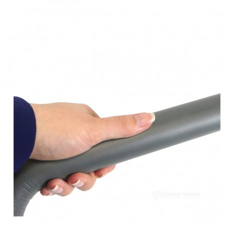 Main agrippant la poignée capitonnée grise de la barrière de lit pour se lever facilement