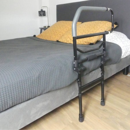 Barrière de lit adulte escamotable installée en situation sur lit double chambre senior
