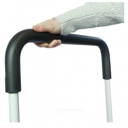 Main agrippant la poignée mousse antidérapante noire de l'appui de lit latéral Robust