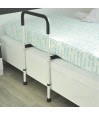 Appui de lit latéral Robust installé sur sommier avec pieds au sol dans une chambre senior
