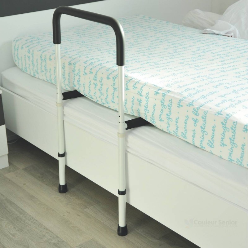 Appui de lit latéral Robust installé sur sommier avec pieds au sol dans une chambre senior