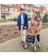 Senior se promenant en ville avec déambulateur Let's Go Out beige Trustcare sac inclus