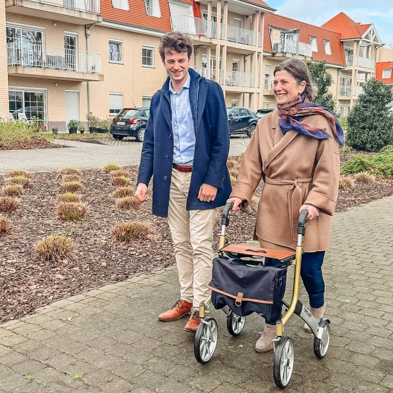Senior se promenant en ville avec déambulateur Let's Go Out beige Trustcare sac inclus