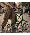 Le rollator Let's Go Out sur un chemin pavé urbain, démontrant sa maniabilité exceptionnelle en ville.