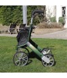 Déambulateur Let's Go Out vert avec sac noir inclus vue de côté en extérieur jardin