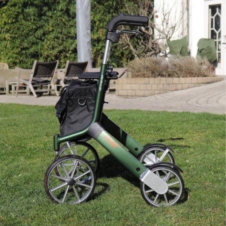 Déambulateur Let's Go Out vert avec sac noir inclus vue de côté en extérieur jardin