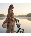 Femme utilisant le déambulateur Let's Go Out vert Trustcare en promenade au bord du lac