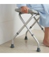 Tabouret de douche réglable et pliable, avec poignées intégrées à l'assise, pour un relèvement  facile. Idéal pour les seniors.