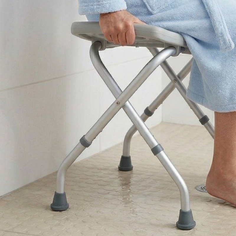 Tabouret de douche réglable et pliable, avec poignées intégrées à l'assise, pour un relèvement  facile. Idéal pour les seniors.