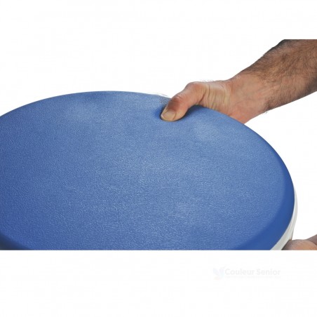 Coussin mousse bleu souple du tabouret de douche pivotant Santorin - détail texture assise. Ideal pour les adultes.