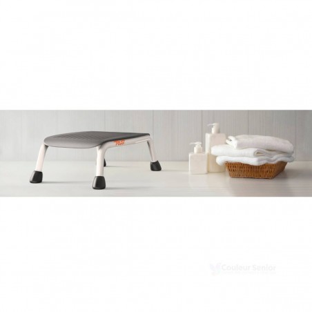 Marchepied TrustCare Let's Step gris posé au sol salle de bain avec serviettes et flacons