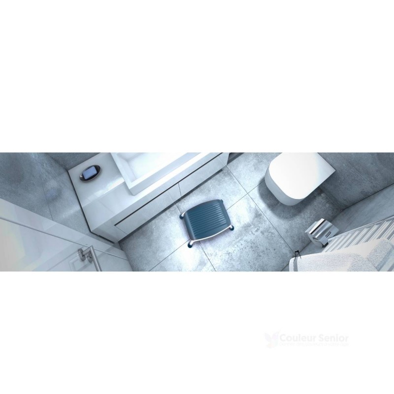 Vue aérienne marchepied TrustCare Let's Step positionné dans salle de bain carrelage gris