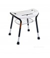 Tabouret douche TrustCare Let's Sing blanc vue trois quarts panier métallique pieds réglables noirs
