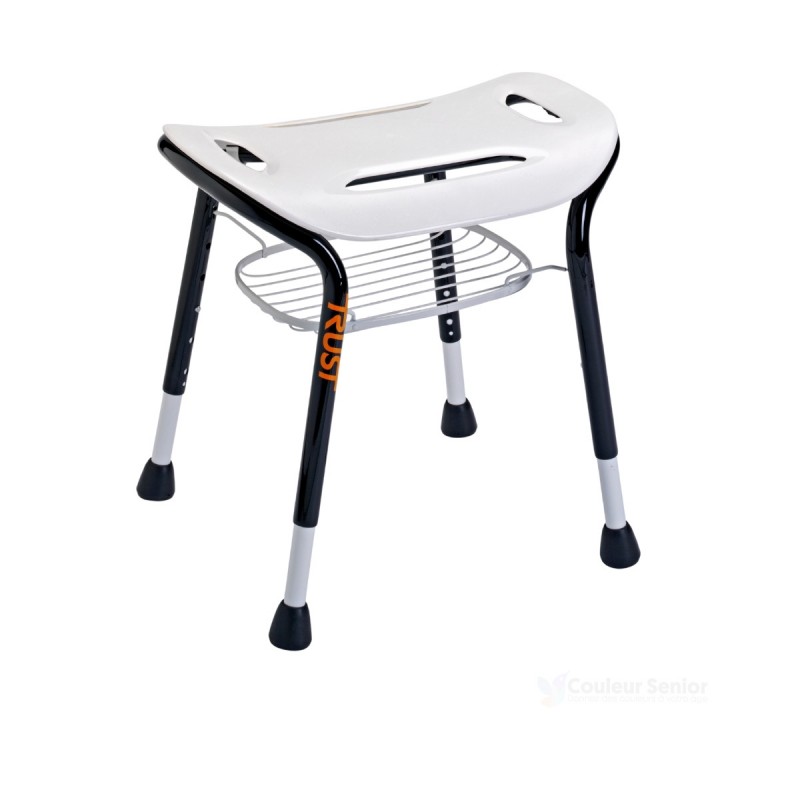 Tabouret douche TrustCare Let's Sing blanc vue trois quarts panier métallique pieds réglables noirs