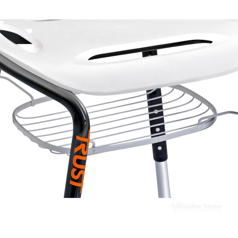 Gros plan panier métallique sous assise tabouret douche TrustCare Let's Sing rangement accessoires