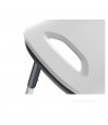 Gros plan découpe ergonomique assise blanche tabouret douche TrustCare Let's Sing écoulement eau