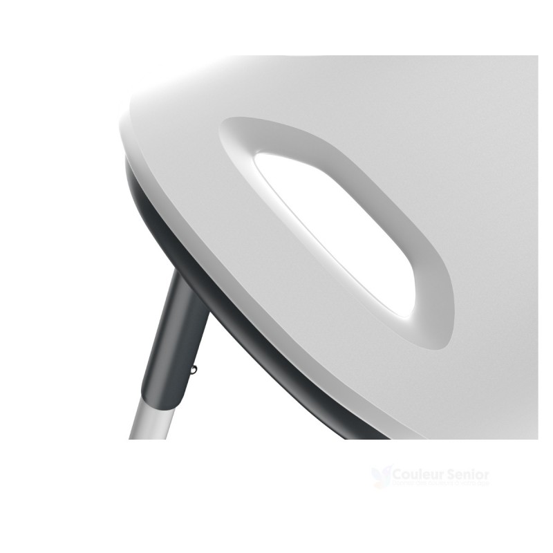 Gros plan découpe ergonomique assise blanche tabouret douche TrustCare Let's Sing écoulement eau