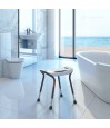 Tabouret douche TrustCare Let's Sing posé dans salle de bain moderne avec baignoire et vue mer