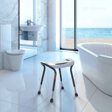 Tabouret douche TrustCare Let's Sing posé dans salle de bain moderne avec baignoire et vue mer
