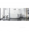 Tabouret douche TrustCare Let's Sing blanc dans grande salle de bain lumineuse avec baignoire îlot