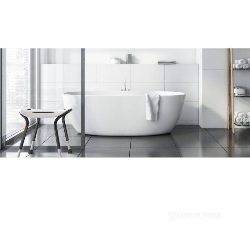 Tabouret douche TrustCare Let's Sing blanc dans grande salle de bain lumineuse avec baignoire îlot