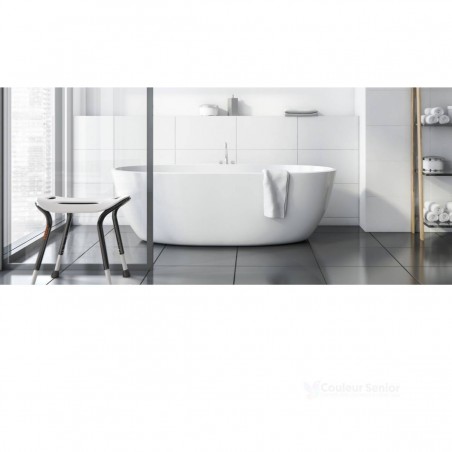 Tabouret douche TrustCare Let's Sing blanc dans grande salle de bain lumineuse avec baignoire îlot