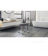 Siège douche pivotant compact salle de bain contemporaine carrelage gris baignoire îlot